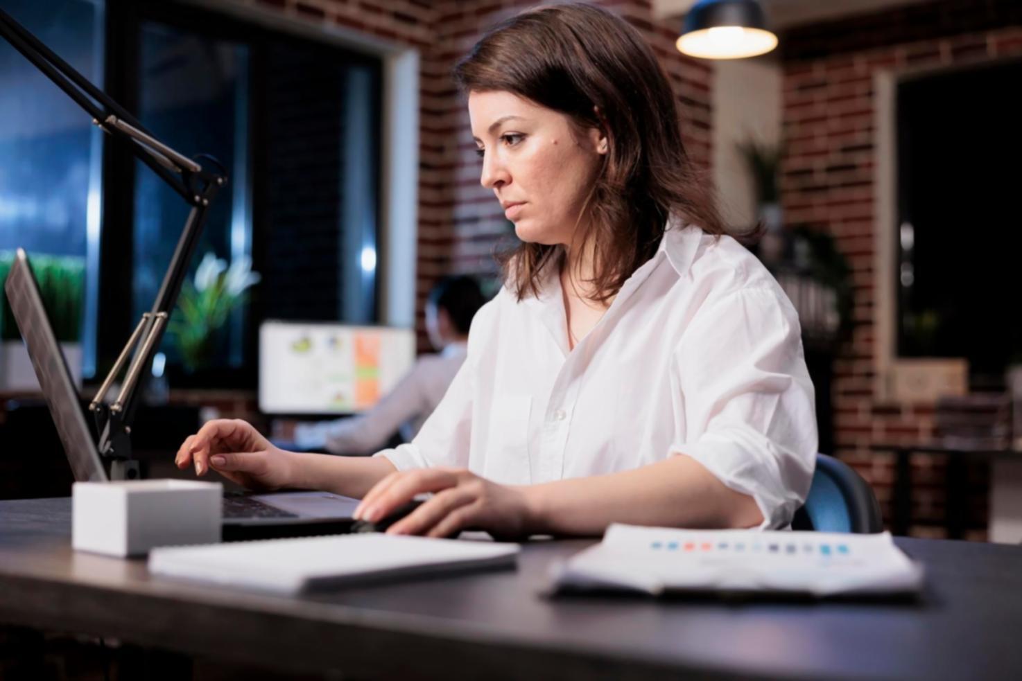 Professionista IT che lavora sulla sicurezza di rete in un ambiente tecnologico avanzato